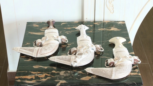 Umman hançerleri. Suri hançer (solda), Saidi Hançer (ortada) ve Nezvani Hançer (sağda). Fotoğraf: TRT Arabi